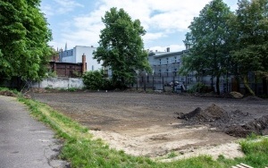 Trwają prace ziemne przy budowie boiska szkolnego przy ul. Józefczaka w Bytomiu (3)