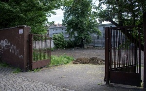 Trwają prace ziemne przy budowie boiska szkolnego przy ul. Józefczaka w Bytomiu (5)