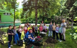 Dzięki inicjatywie rodziców i uczniów z Ukrainy, którzy od marca uczą się w oddziałach przygotowawczych, przed szkołą pojawiły się nowe barwne rododendrony (3)