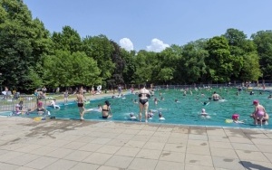 Szukaj ochłody na basenie odkrytym w Parku Kachla (4)