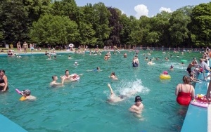 Szukaj ochłody na basenie odkrytym w Parku Kachla (5)