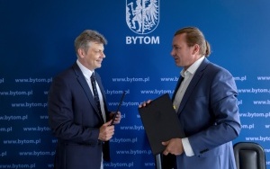 Boisko realizowane w ramach budżetu obywatelskiego powstanie przy Szkole Podstawowej Specjalnej nr 2. Prezydent Bytomia Mariusz Wołosz podpisał dzisiaj umowę na realizację kolejnej inwestycji na osiedlu Arki Bożka (3)