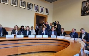 Ważny głos Bytomia w sprawie transformacji regionu śląskiego. Prezydent Bytomia Mariusz Wołosz uczestniczył w posiedzeniu Senackiej Komisji Samorządu Terytorialnego i Administracji Państwowej (4)
