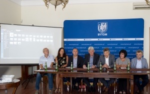 Konferencja prasowa dotycząca wyremontowanego budynku przy ul. Szymanowskiego (1)