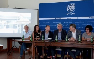 Konferencja prasowa dotycząca wyremontowanego budynku przy ul. Szymanowskiego