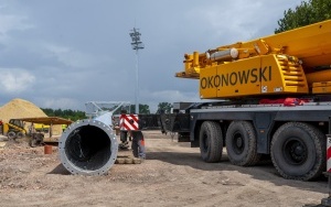 Na budowie nowego obiektu piłkarskiego Polonii Bytom pojawiły się już maszty oświetleniowe (1)