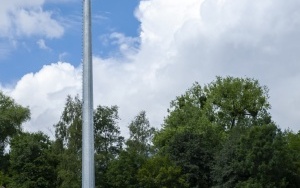 Na budowie nowego obiektu piłkarskiego Polonii Bytom pojawiły się już maszty oświetleniowe (3)
