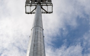 Na budowie nowego obiektu piłkarskiego Polonii Bytom pojawiły się już maszty oświetleniowe (4)