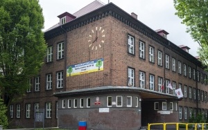 Zegar na elewacji Szkoły Podstawowej nr 36 znów odmierza czas  (2)