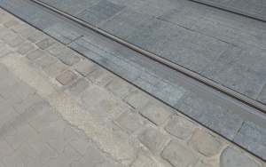 Trwają prace gwarancyjne na ul. Katowickiej. Pierwsza część zniszczonych i uszkodzonych płyt została wymieniona (2)