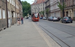 Trwają prace gwarancyjne na ul. Katowickiej. Pierwsza część zniszczonych i uszkodzonych płyt została wymieniona (4)