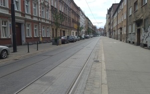 Trwają prace gwarancyjne na ul. Katowickiej. Pierwsza część zniszczonych i uszkodzonych płyt została wymieniona (5)