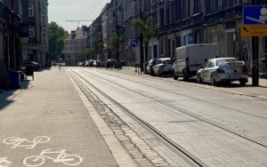 Trwają prace gwarancyjne na ul. Katowickiej. Pierwsza część zniszczonych i uszkodzonych płyt została wymieniona (1)