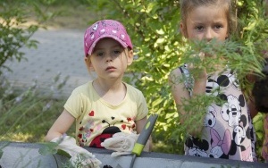 Sadzenie roślin i wysiewanie łąki kwietnej w Parku Amendy (10)