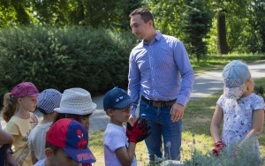 Sadzenie roślin i wysiewanie łąki kwietnej w Parku Amendy (4)