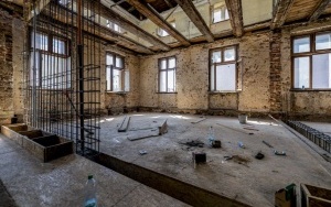Rozpoczął się remont urokliwej trzykondygnacyjnej kamienicy przy ul. Rycerskiej 1 (1)