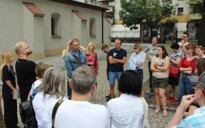 Odkrywali średniowieczne tajemnice Bytomia. Za nami spacer archeologiczny śladami średniowiecznych bytomskich cmentarzy (5)