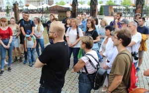 Odkrywali średniowieczne tajemnice Bytomia. Za nami spacer archeologiczny śladami średniowiecznych bytomskich cmentarzy (7)