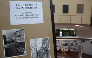 Jeszcze tylko w sierpniu będzie można oglądać unikatową wystawę w Miejskiej Bibliotece Publicznej w Bytomiu na pl. Jana III Sobieskiego - „Ulice Bytomia na fotografii, ze zbiorów Pracowni Historii Bytomia i Informacji Regionalnej” (1)