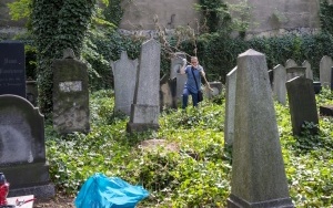 Sprzątali cmentarz (3)