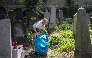 Sprzątali cmentarz (6)