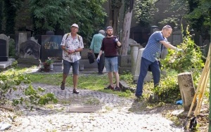 Sprzątali cmentarz (8)