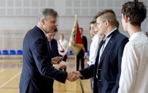 Ponad 16 tysięcy uczniów, z czego ponad 9 tysięcy w szkołach podstawowych zasiadło dziś /1 września/ w szkolnych ławkach (10)