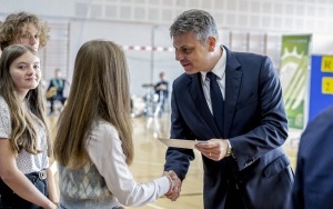Ponad 16 tysięcy uczniów, z czego ponad 9 tysięcy w szkołach podstawowych zasiadło dziś /1 września/ w szkolnych ławkach (15)