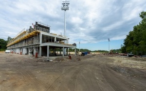 Trwa budowa obiektu piłkarskiego Polonii Bytom. Powstaje budynek zaplecza sportowego (10)