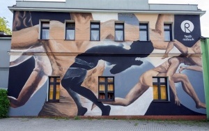 Mural w Rozbarku przy ul. Tuwima 15c (3)