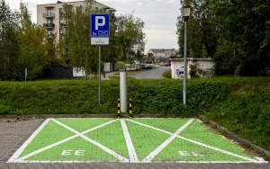 Przybywa stacji ładowania samochodów elektrycznych (1)