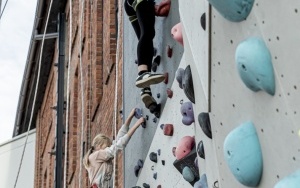 Miłośnicy wspinaczki świętowali pierwszą rocznicę udostępnienia obiektów w Centrum Sportów Wspinaczkowych i Siłowych w Rozbarku (11)