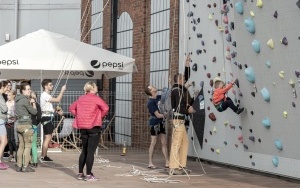 Miłośnicy wspinaczki świętowali pierwszą rocznicę udostępnienia obiektów w Centrum Sportów Wspinaczkowych i Siłowych w Rozbarku (2)