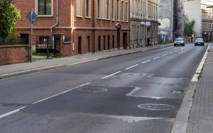 Nowe włazy samopoziomujące na bytomskich drogach (3)