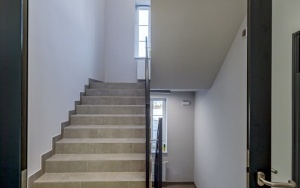 Klatka schodowa Centrum Usług Społecznych po remoncie 