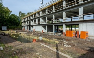 Trwa budowa obiektu piłkarskiego Polonii Bytom. Budynek zaplecza sportowego osiągnął swój ostateczny kształt (1)