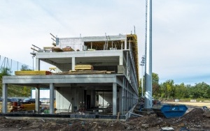 Trwa budowa obiektu piłkarskiego Polonii Bytom. Budynek zaplecza sportowego osiągnął swój ostateczny kształt (3)