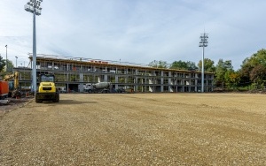 Trwa budowa obiektu piłkarskiego Polonii Bytom. Budynek zaplecza sportowego osiągnął swój ostateczny kształt (6)