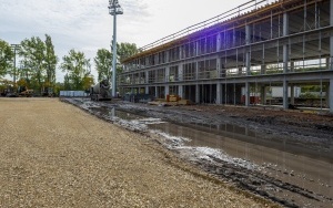 Trwa budowa obiektu piłkarskiego Polonii Bytom. Budynek zaplecza sportowego osiągnął swój ostateczny kształt (10)