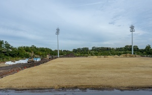 Trwa budowa obiektu piłkarskiego Polonii Bytom. Budynek zaplecza sportowego osiągnął swój ostateczny kształt (4)