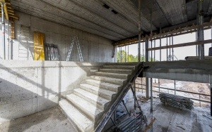 Trwa budowa obiektu piłkarskiego Polonii Bytom. Budynek zaplecza sportowego osiągnął swój ostateczny kształt (7)