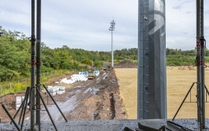 Trwa budowa obiektu piłkarskiego Polonii Bytom. Budynek zaplecza sportowego osiągnął swój ostateczny kształt (9)
