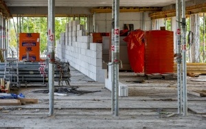 Trwa budowa obiektu piłkarskiego Polonii Bytom. Budynek zaplecza sportowego osiągnął swój ostateczny kształt (15)