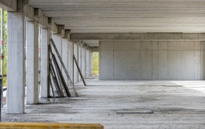Trwa budowa obiektu piłkarskiego Polonii Bytom. Budynek zaplecza sportowego osiągnął swój ostateczny kształt (16)