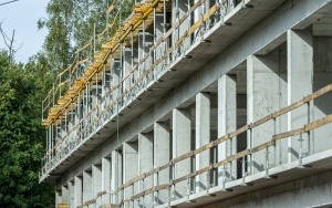 Trwa budowa obiektu piłkarskiego Polonii Bytom. Budynek zaplecza sportowego osiągnął swój ostateczny kształt (2)