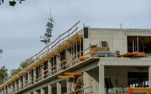 Trwa budowa obiektu piłkarskiego Polonii Bytom. Budynek zaplecza sportowego osiągnął swój ostateczny kształt (3)
