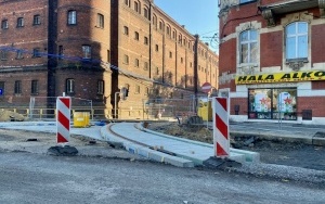 Trwają prace modernizacyjne torowiska tramwajowego na skrzyżowaniu ul. Sądowej i Powstańców Warszawskich (2)