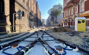 Trwają prace modernizacyjne torowiska tramwajowego na skrzyżowaniu ul. Sądowej i Powstańców Warszawskich (6)
