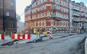 Trwają prace modernizacyjne torowiska tramwajowego na skrzyżowaniu ul. Sądowej i Powstańców Warszawskich (8)
