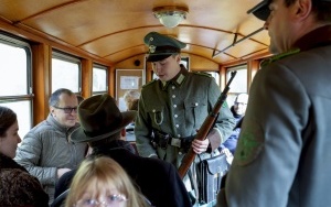 Pasażerowie wąskotorówki przeszli odprawę paszportową. To kolejna atrakcja przygotowana przez SGKW (1)